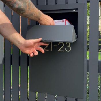 OSKAR Durchwurfpaketbriefkasten für Zaun und Mauer in RAL 7016