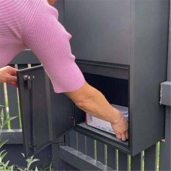 OSKAR Durchwurfpaketbriefkasten für Zaun und Mauer in RAL 7016